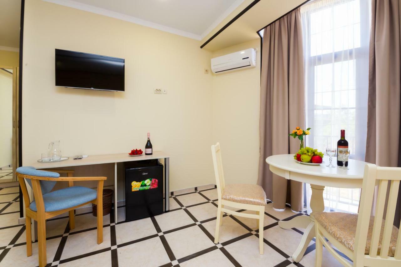 Bmg Hotel Suchumi Zewnętrze zdjęcie